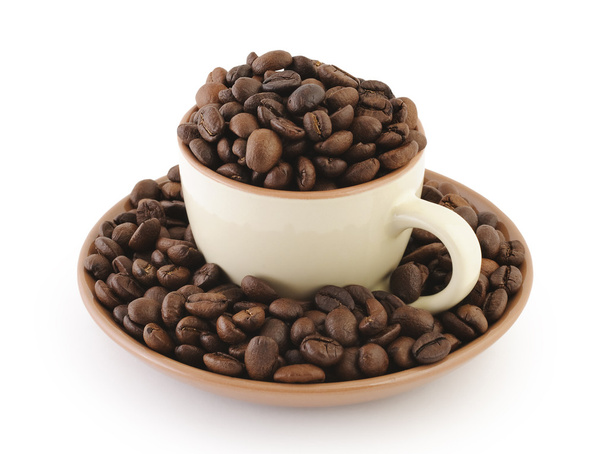 fincan ve fincan tabağı kavrulmuş aromatik kahve çekirdekleri ile dolu. kırpma yolunu dahil. - Fotoğraf, Görsel