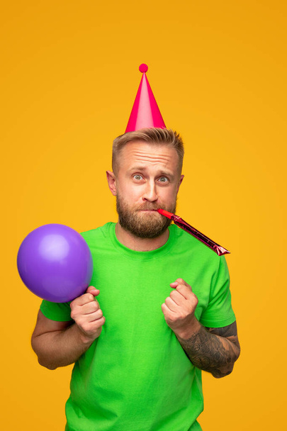 Man with balloon blowing party horn - Foto, immagini