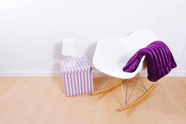 modern beyaz sallanan sandalye ve duvar - Fotoğraf, Görsel