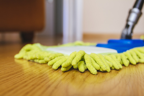 temizlik ev - ahşap zemin yıkama paspas  - Fotoğraf, Görsel