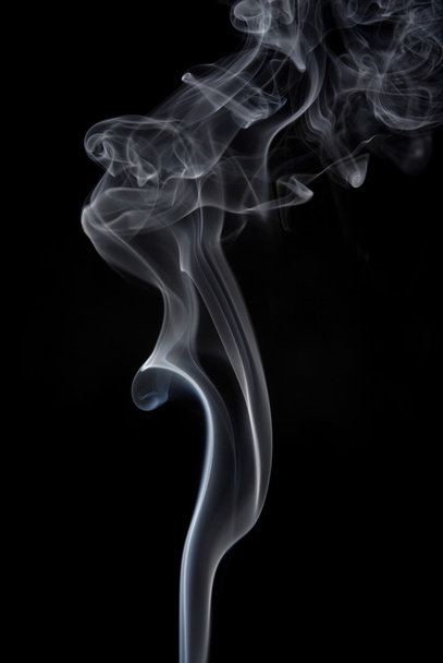 Fumée d'un détail de cigarrette en fond noir
 - Photo, image