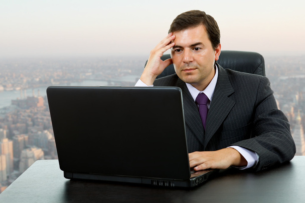 jonge zakenman werken met is laptop op het kantoor - Foto, afbeelding