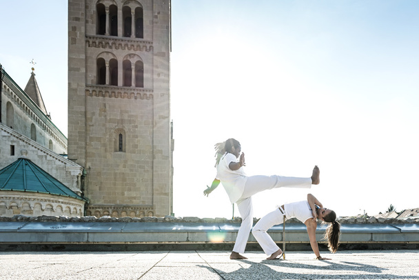 Capoeira esiintyjät tekevät potkiminen
 - Valokuva, kuva