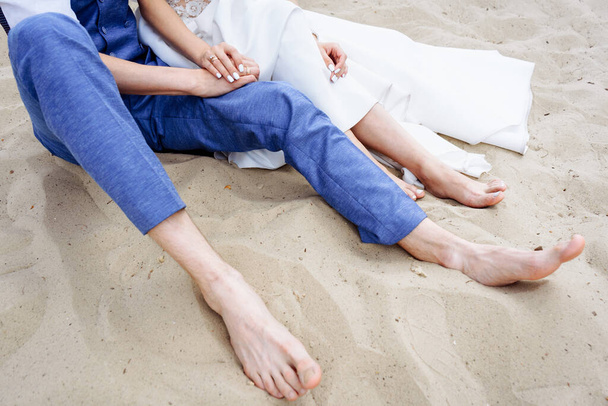 砂の上の愛のカップル - 写真・画像