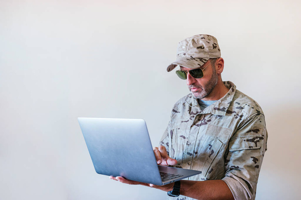 Soldat im Notbetrieb mit Laptop - Foto, Bild