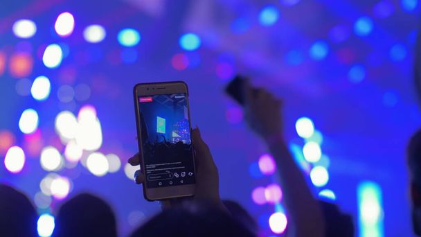 Enregistrement vidéo sur téléphone portable lors d'un concert en direct - Photo, image