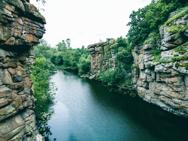 річка в каньйоні високий кам'яний скеля копіювання простору
 - Фото, зображення