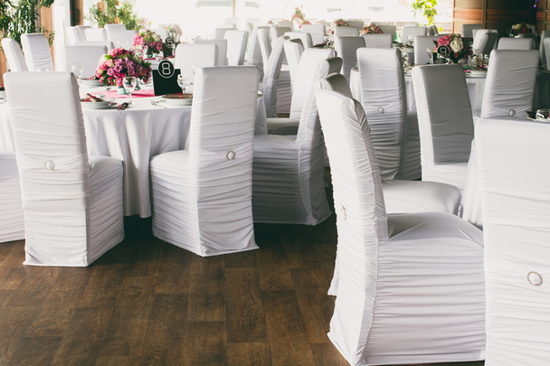 une image de tables installées dans une salle de mariage de luxe - Photo, image
