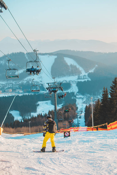 человек сноубордист на вершине склона. красивые зимние горы. зимние каникулы. скопировать пространство. экстремальный вид спорта - Фото, изображение