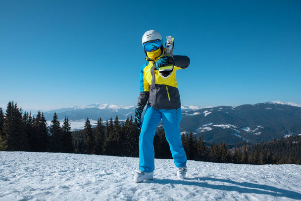ritratto sciatore donna con sci in cima alle montagne vacanza invernale - Foto, immagini