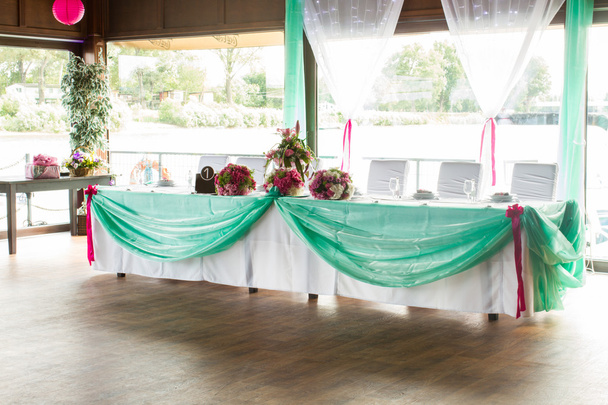 зображення столів у розкішному весільному залі
 - Фото, зображення