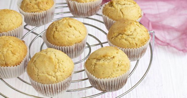 Szelektív fókusz. a klasszikus házi készítésű muffinokat drótállványon hűtik, hogy hűvösek legyenek.  - Fotó, kép