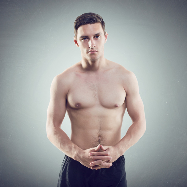 Retrato de un atleta atractivo deportista musculoso guapo chico sexy en vestido deportivo, hombre fuerte, torso desnudo
 - Foto, imagen