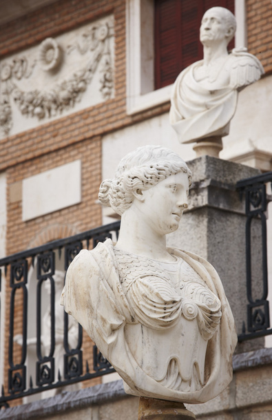 Esculturas de mármol en un edificio neoclásico
 - Foto, imagen