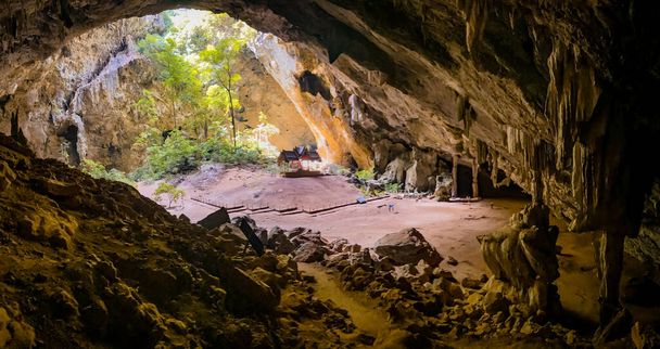 Jaskinia Phraya Nakhon, świątynia Khua Kharuehat w Parku Narodowym Khao Sam Roi Yot w Prachuap Khiri Khan, Tajlandia - Zdjęcie, obraz