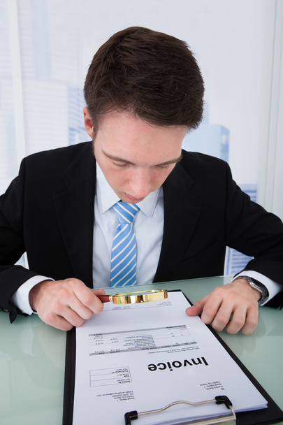 Businessman Examining Invoice - Foto, afbeelding