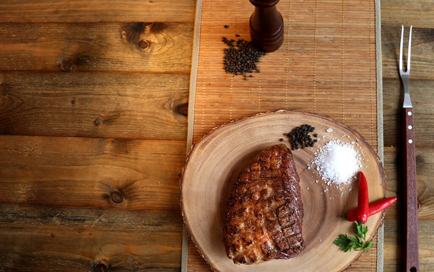 Picanha. Carne brasileña rara tradicional para barbacoa. Filete a la parrilla en una hermosa tabla de madera. - Foto, imagen