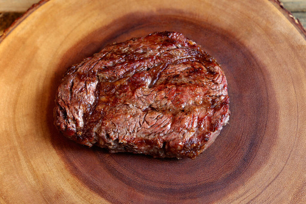 Ancho steak ou côtelette grillée Œil sur fond de bois rustique. Ferme la photo. Vue du dessus. - Photo, image