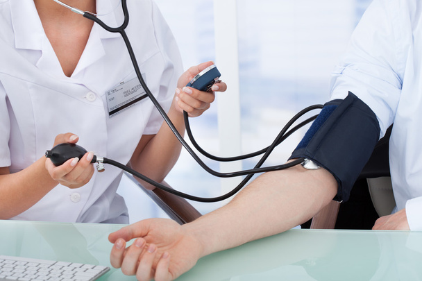 Doctor Checking Blood Pressure - Valokuva, kuva