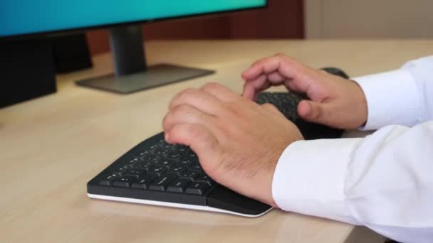 Az íróasztalnál dolgozó személyzet kezei - Felvétel, videó