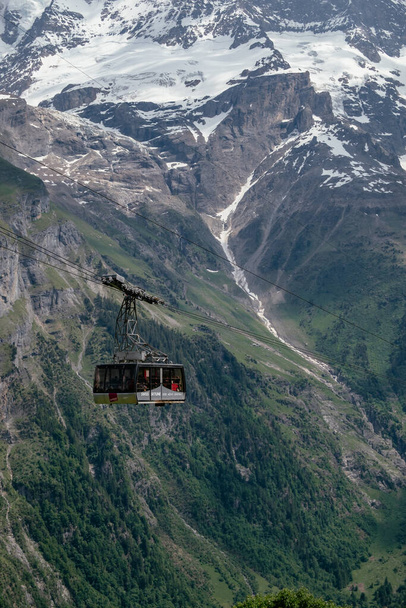 Кабельне авто високо в горах - гімельвальд - Лаутербруннен долина - Джунгфрау влітку - спритні Альпи, переключення - Фото, зображення