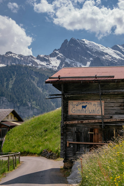 Schönes kleines Dorf mit urigen Holzhäusern - Gimmelwald - Lauterbrunnental - Jungfrau Region im Sommer - Schweizer Alpen, Schweiz - Foto, Bild