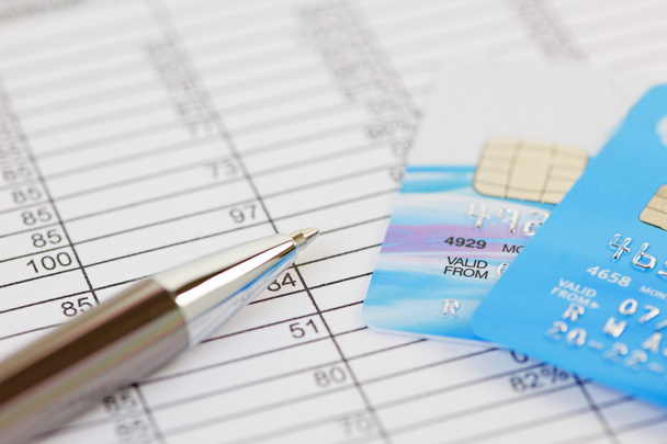Stift und Kreditkarten auf einer Finanztabelle - Foto, Bild
