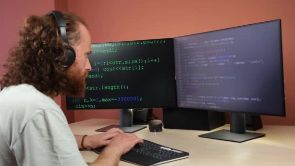 Programista, który pisze kod na komputerze - Materiał filmowy, wideo