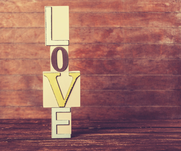 λέξη αγάπη στο ξύλινο τραπέζι. - Φωτογραφία, εικόνα