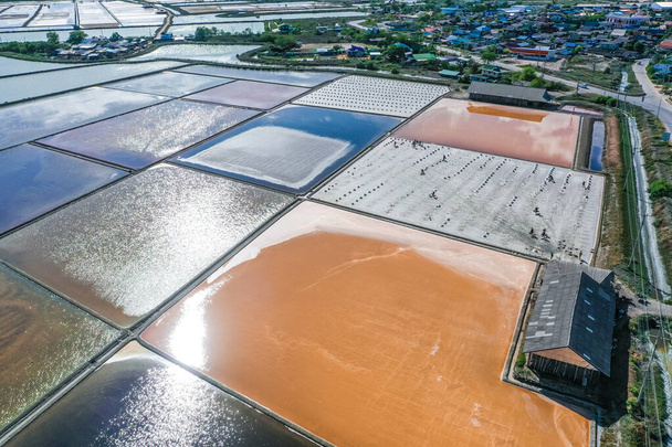 Phetchaburi Salinen Naklua, Farmen und Bauern sammeln Salz in Phetchaburi, Thailand - Foto, Bild