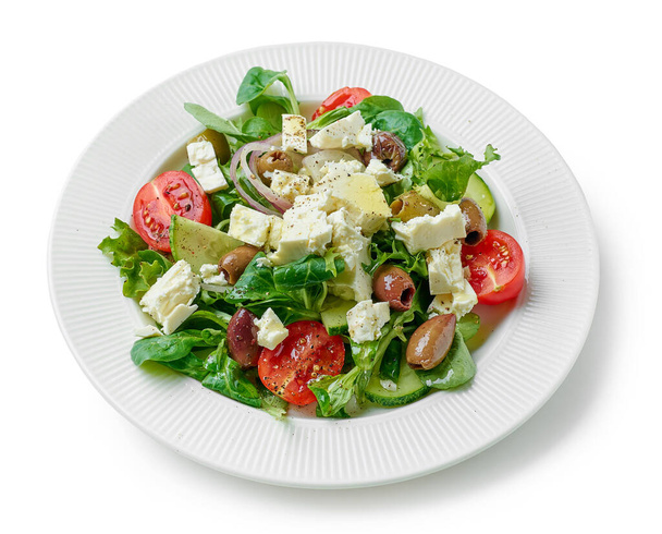 тарілка свіжого овочевого салату з грецьким сиром ізольовані на білому фоні
 - Фото, зображення
