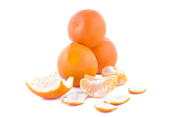 Montón de naranjas, cáscaras sobre blanco
 - Foto, Imagen