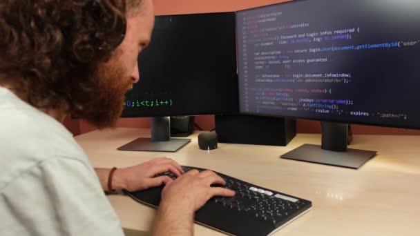 Programador escribe código en computadora - Metraje, vídeo