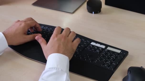 Un membre du personnel utilise une souris en tapant sur le clavier - Séquence, vidéo