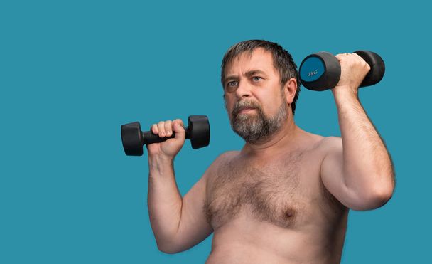 Hombre haciendo ejercicio con pesas
 - Foto, Imagen