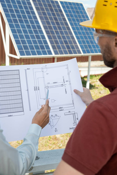 Інженери обговорюють інсталяцію сонячних батарей - Фото, зображення