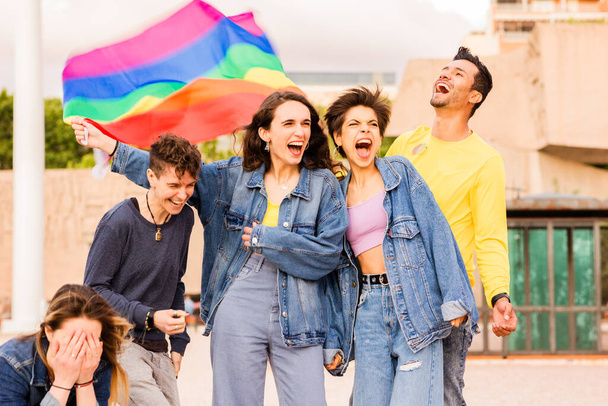 Diversité multiethnique Groupe LGBTQ avec drapeau arc-en-ciel. amis pour l'expression de genre et la fierté identitaire. Homosexuel, lesbienne, bisexuel, non binaire, - Photo, image