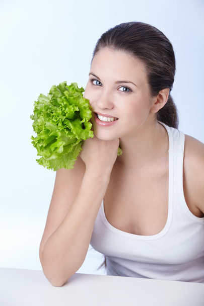 Gyönyörű lány tartja saláta fehér alapon - Fotó, kép