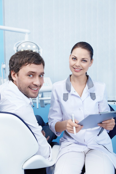 Patienten und Ärzte in der Zahnarztpraxis - Foto, Bild