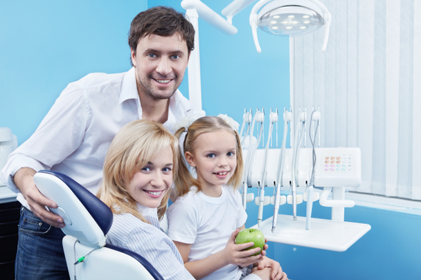 Familles avec un enfant au cabinet dentaire
 - Photo, image