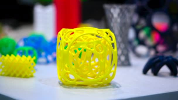 Modelo 3D impresso modelo na impressora 3d a partir de plástico quente fundido. - Filmagem, Vídeo