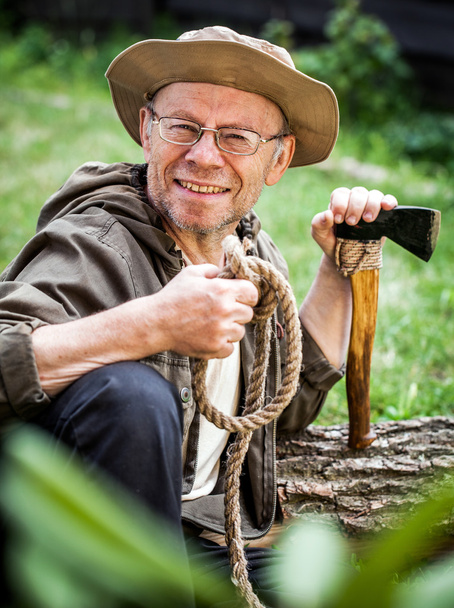 斧を持つシニア観光男 - 写真・画像