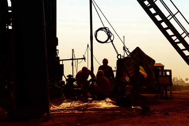 Öljynporauksen etsintä, öljytyöntekijät työskentelevät - Valokuva, kuva