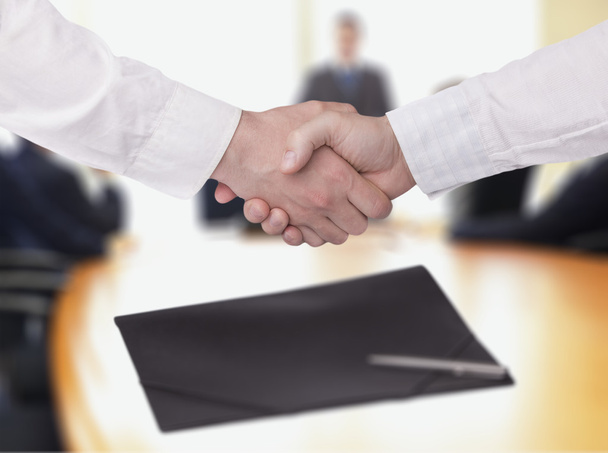 Business handshake e uomini d'affari in ufficio
 - Foto, immagini