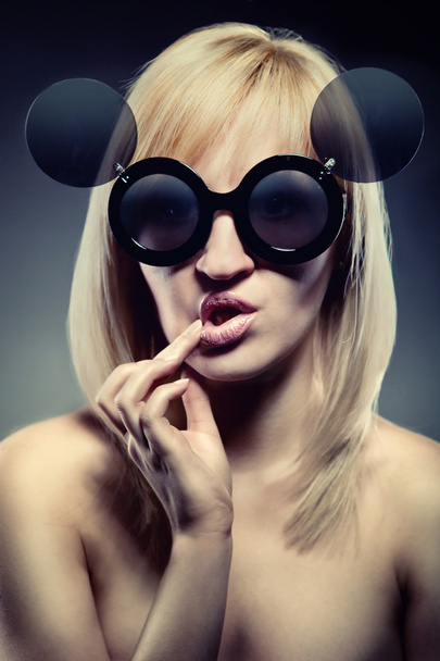 Attractive woman with funny glasses - Fotoğraf, Görsel