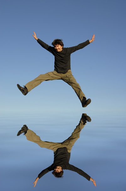 Jeune homme saute, l'eau numérique travaillé réflexion
 - Photo, image