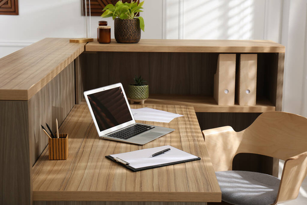 Receptionist's workplace with laptop in hotel. Interior design - Foto, imagen