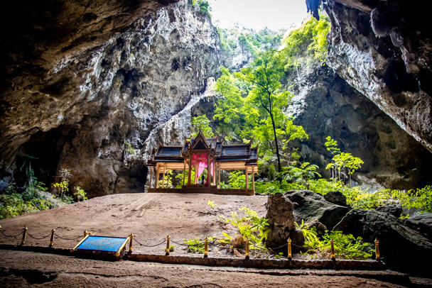 Печера Фрая Накхон, храм Хуа Харуехат павільйон в національному парку Хао Сем Рой Йот в Прачуап Хірі Хан, Таїланд - Фото, зображення