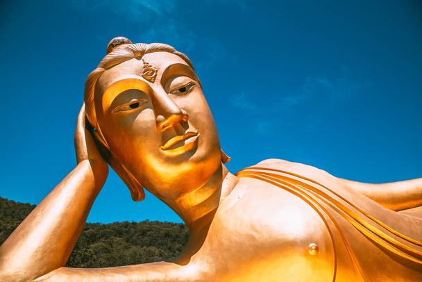 Wat Khao Sung Chaem Fa templo com cobra gigante e buda de ouro reclinável, em Kanchanaburi, Tailândia - Foto, Imagem
