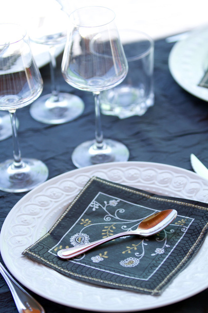 dekorativní stolní porce. sklenice a talíře. - Fotografie, Obrázek